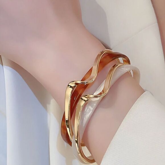 Elegant Gold-Tone Wave Bracelet A1166 - Picture 2 of 4